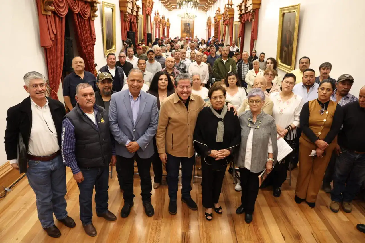 Unidades de transporte público en una calle de Zacatecas