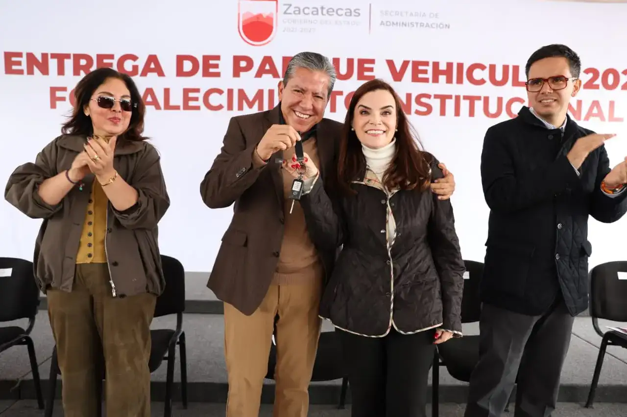 Vehículos oficiales estacionados durante la entrega de unidades en Zacatecas