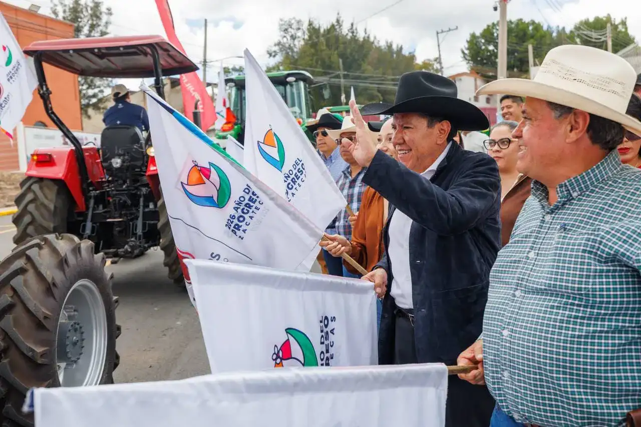 Tractores alineados en la Feria Nacional de Zacatecas