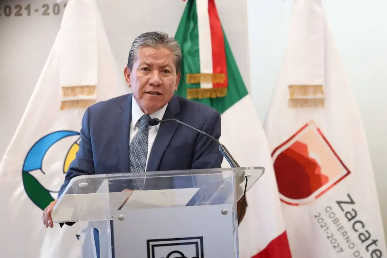 Gobernador David Monreal durante entrevista anunciando beca universal en Zacatecas