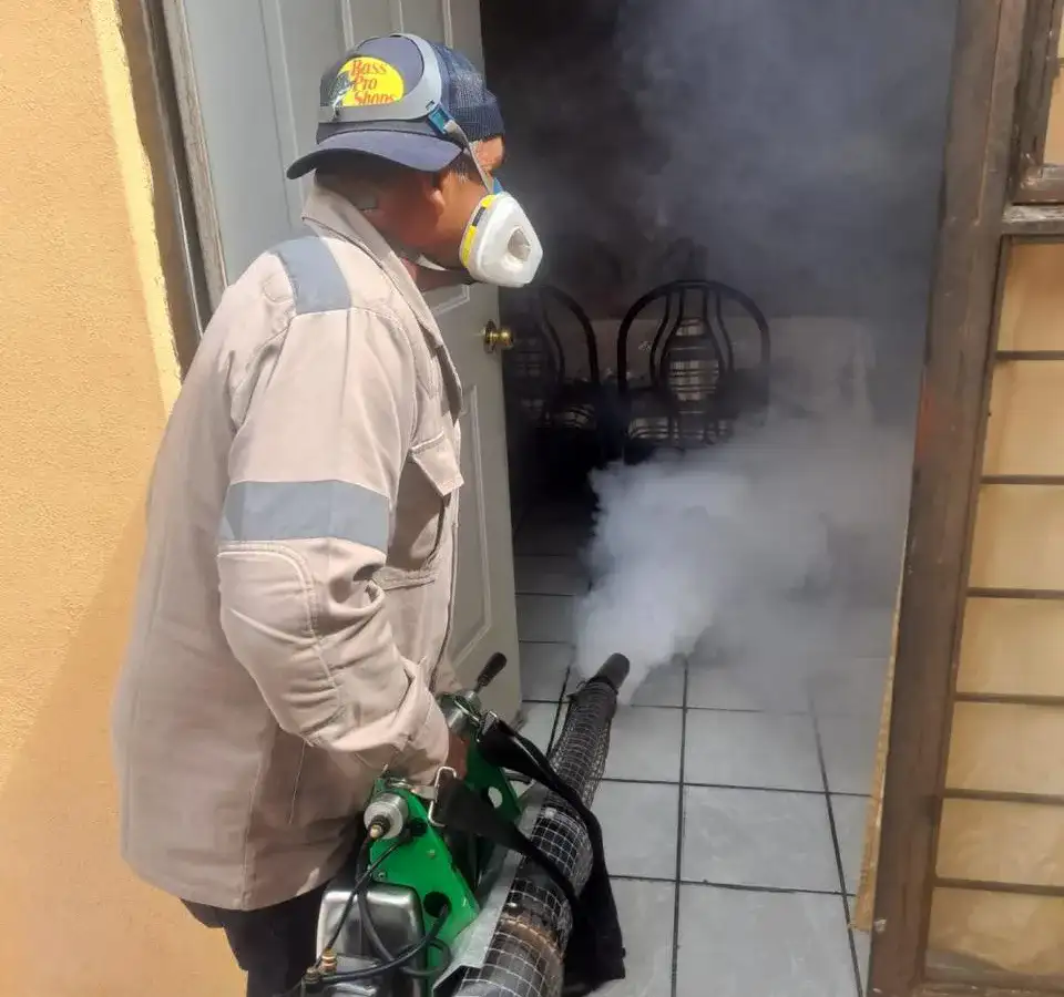Personal de salud realiza labores de prevención de dengue en una vivienda