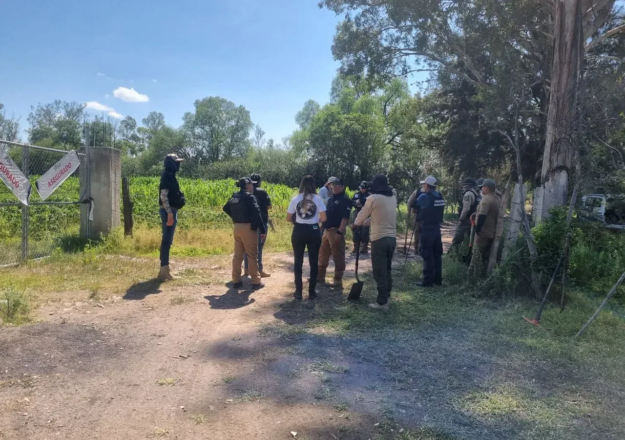 Personas durante una jornada de búsqueda de desaparecidos en Zacatecas
