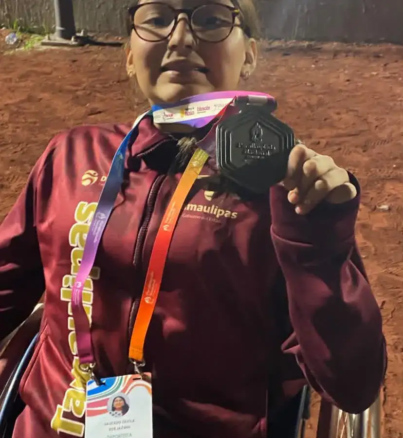 Atleta en silla de ruedas durante una competencia de pista en la Paralimpiada Nacional