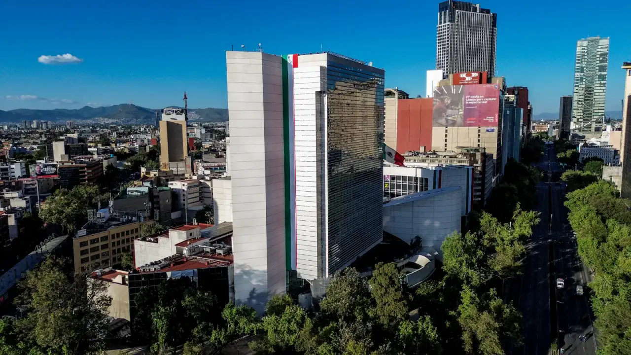 Imagen editorial de apoyo para la nota: Anticorrupcion sanciona a servidores de CFE e IMSS con inhabilitaciones y multas