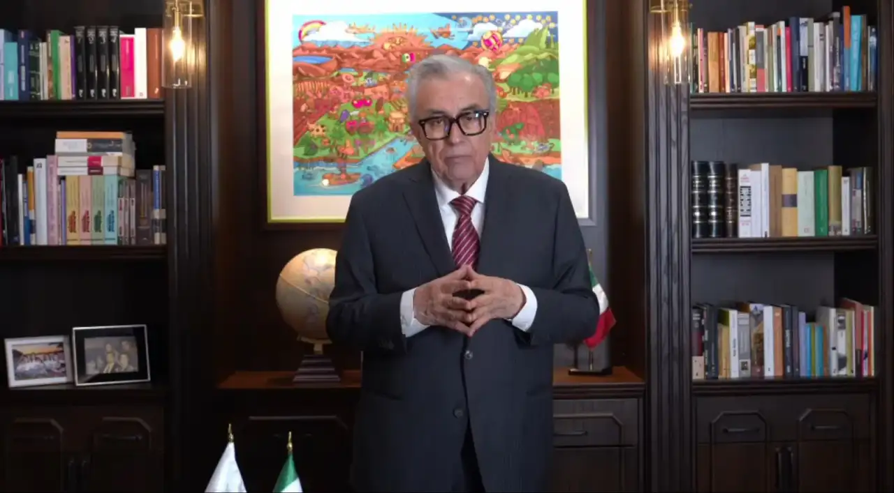 Rubén Rocha Moya dirige un mensaje en una oficina del Gobierno de Sinaloa
