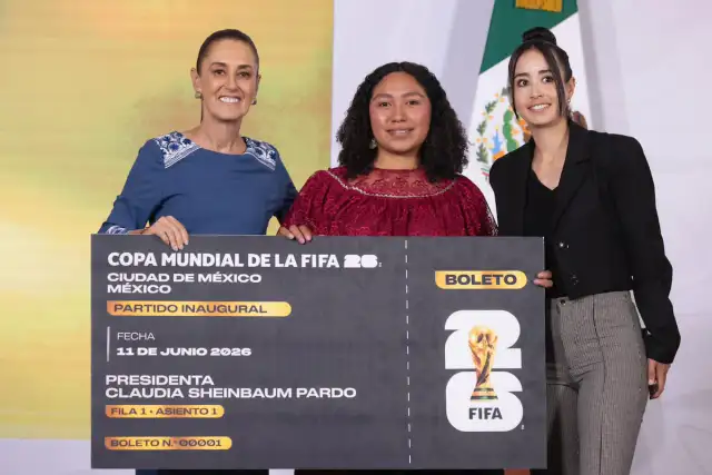 Imagen editorial de apoyo para la nota: Sheinbaum cede boleto inaugural del Mundial 2026 a joven veracruzana