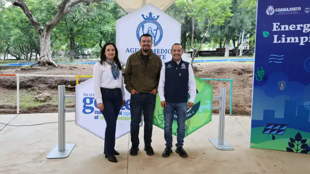 Paneles solares instalados en un edificio público de Abasolo, Guanajuato