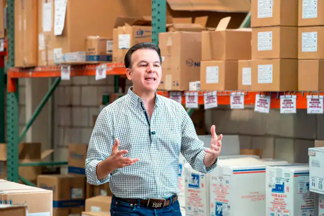 Personal de salud con cajas de medicamentos en un hospital de Durango
