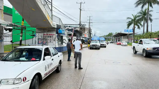 Unidades de transporte público circulando en una avenida de Acapulco, Guerrero