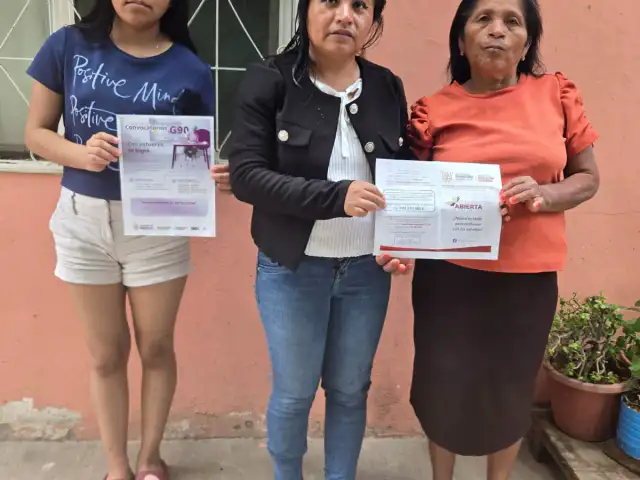 Personas reciben información sobre preparatoria en jornada educativa en Tlapa