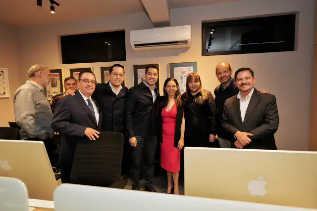 Autoridades develan placa en nuevas oficinas del periódico Plaza de Armas en Querétaro