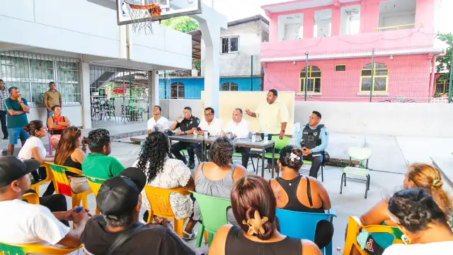 Reunión de autoridades con prestadores turísticos en Puerto Marqués, Acapulco.