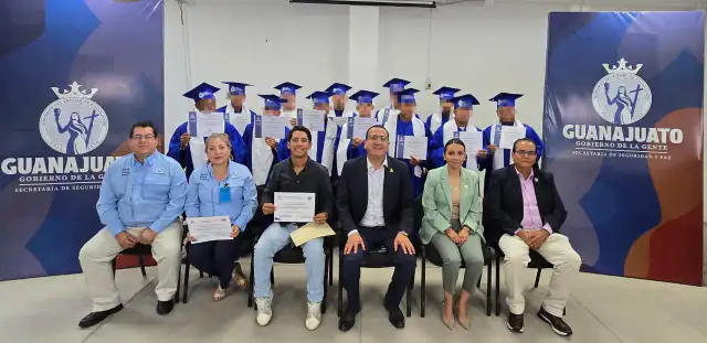 Adolescentes en una ceremonia de certificación en Guanajuato