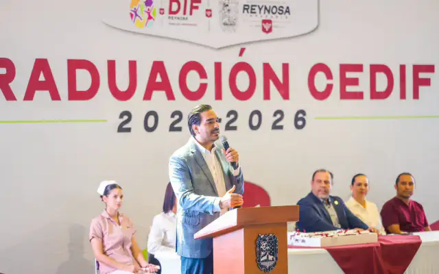 Ceremonia de graduación de talleres del DIF Reynosa con el alcalde Carlos Peña Ortiz entregando diplomas