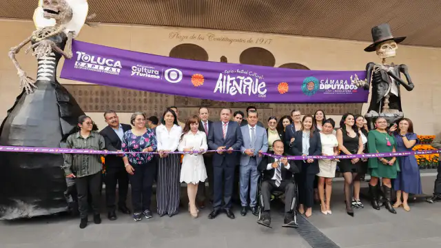 Calaveras y dulces de alfeñique exhibidos en el Palacio Legislativo de San Lázaro
