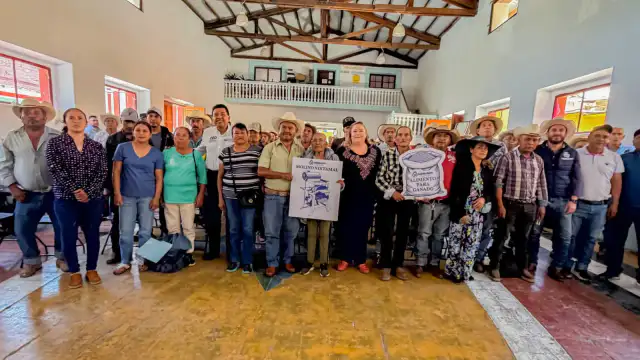 Entrega de apoyos en Xichú, Guanajuato, con molinos de nixtamal y cisternas