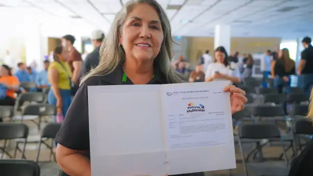 Personas en una oficina de apoyo empresarial en Sinaloa