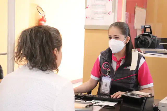 Módulo de atención ciudadana del INE en Zacatecas con personas realizando trámites