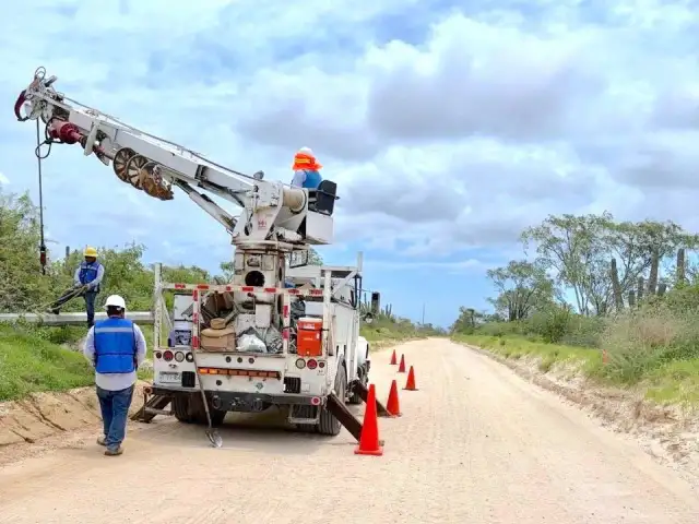 Postes de electricidad instalados en una comunidad rural de Cabo San Lucas
