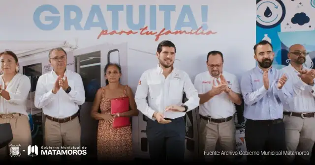 Camión purificador de agua en colonia Praderas de la Rioja, Matamoros