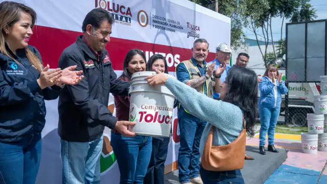 Entrega de botes composteros a familias en la colonia Morelos de Toluca