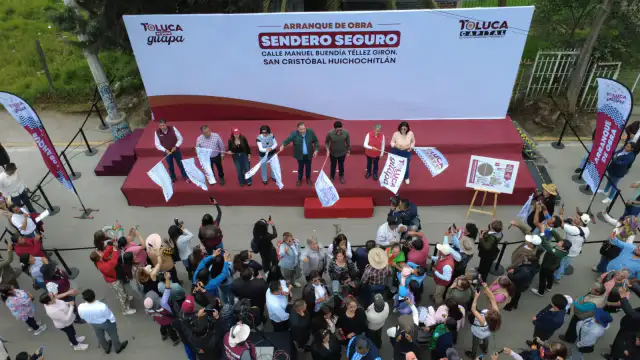 Autoridades municipales durante el banderazo de inicio del Sendero Seguro en Toluca