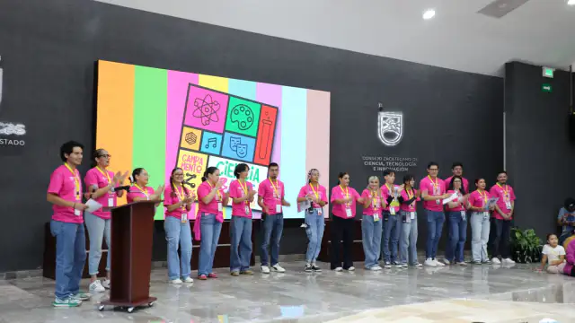 Niños reunidos en el auditorio del Cozcyt para el inicio del Campamento Zigzag 2026