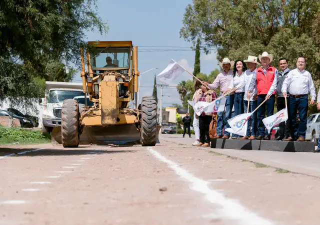 Autoridades estatales y municipales durante el banderazo de inicio de obra en Poanas, Durango