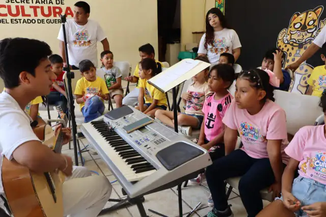 Niños y niñas participando en taller de pintura durante el Verano Cultural 2026 en Guerrero