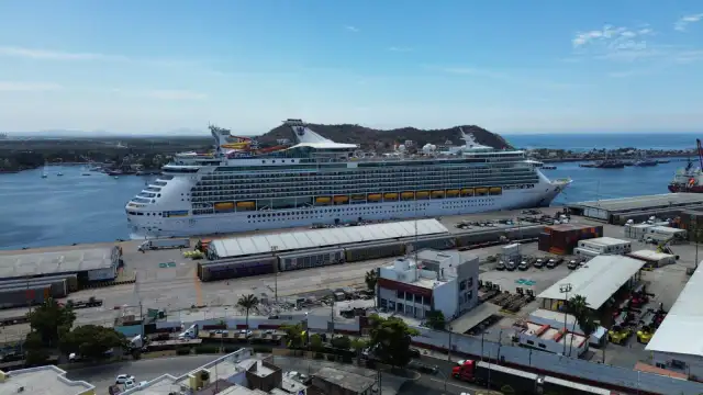 Crucero Navigator Of The Seas atracado en el puerto de Mazatlán
