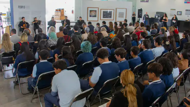 Sala del Congreso de Guanajuato con obras de la exposición Periplo
