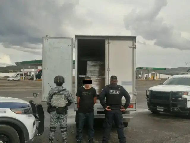 Camioneta blanca detenida en un punto de inspección carretero en Guanajuato
