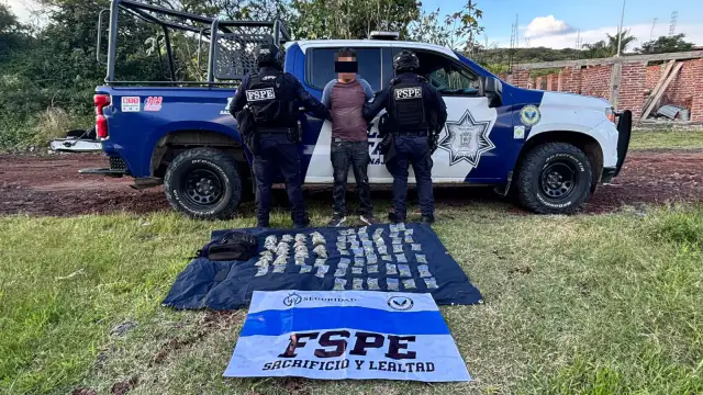 Operativo de seguridad con elementos policiacos y vehículos oficiales en una calle