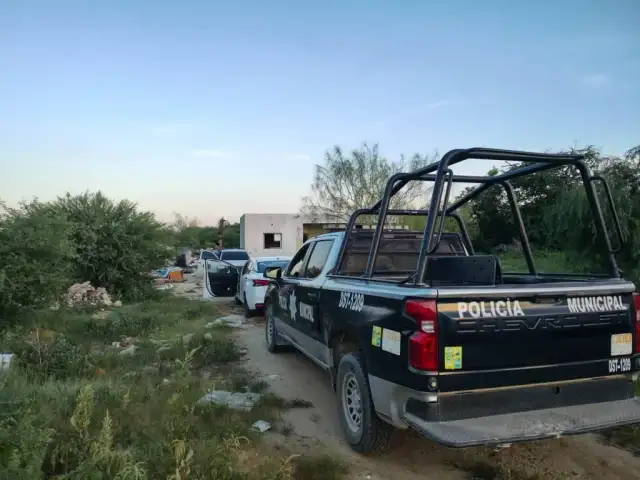 Arroyo seco con residuos sólidos dispersos en un entorno urbano de Los Cabos
