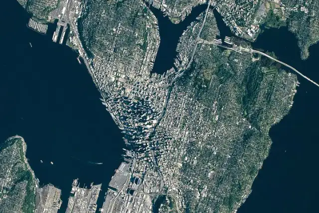 Vista satelital de Seattle con edificios altos y cuerpos de agua