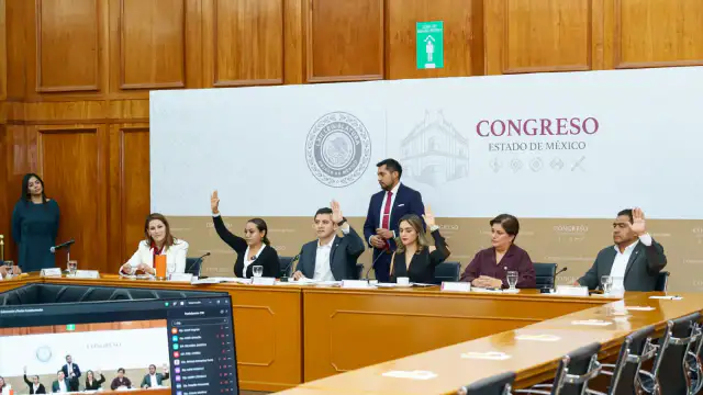 Personas cuidadoras durante una reunión con autoridades
