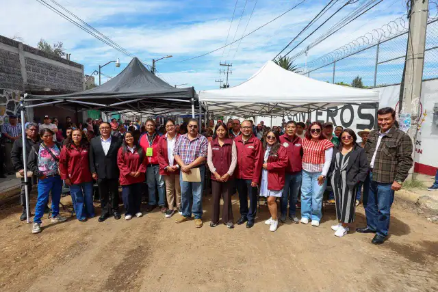 Avenida urbana en obras de pavimentación con banquetas y maquinaria
