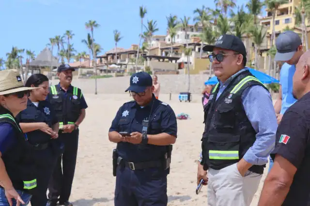 Vista de playa El Médano en Cabo San Lucas con bañistas y mobiliario