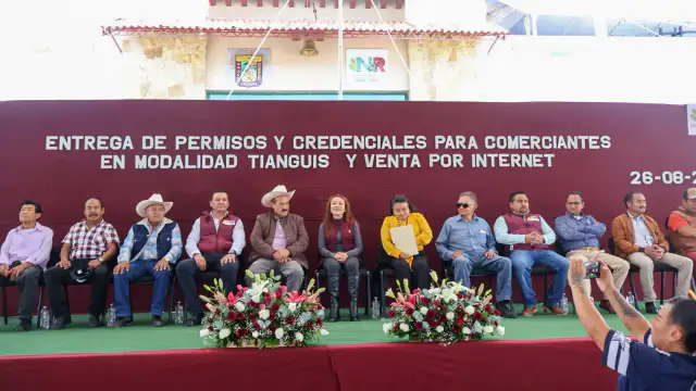 Comerciantes reunidos en la explanada del Palacio Municipal de Nicolás Romero