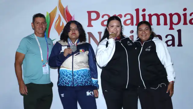 Atletas con discapacidad compitiendo en lanzamiento de bala y disco en pista de atletismo