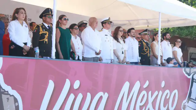 Desfile cívico-militar en La Paz por el 216 aniversario de la Independencia de México