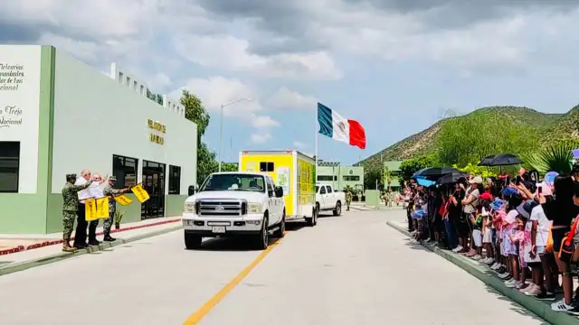 Personal militar y maquinaria pesada durante un despliegue preventivo en Baja California Sur