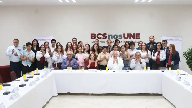 Estudiantes y autoridades durante un reconocimiento a participantes de ExpoCiencias en Baja California Sur