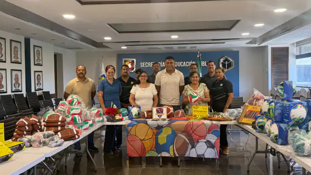 Material deportivo como balones y discos listo para su entrega en un acto escolar