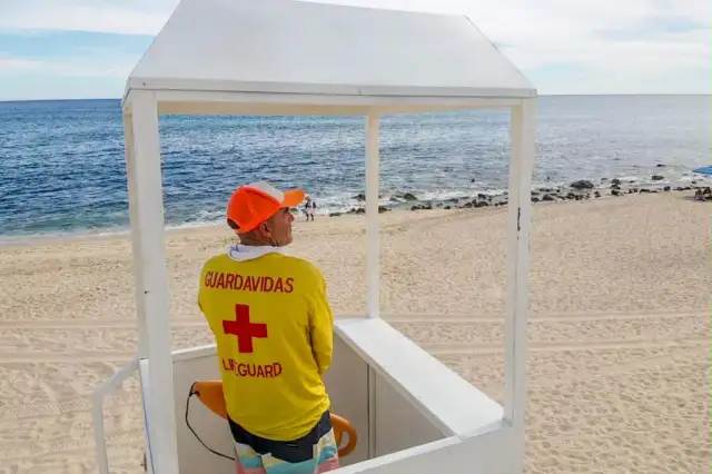 Playa de Cabo San Lucas con bandera amarilla y guardavidas en vigilancia
