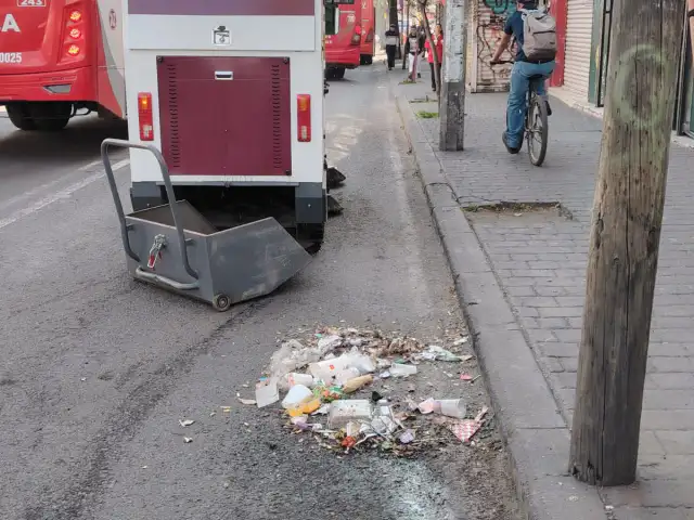 Calle del Centro Histórico de Toluca con barredora electromecánica en operación