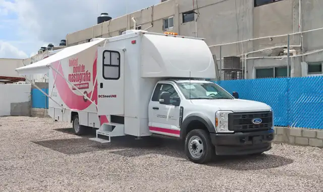 Unidad móvil de salud con equipo de mastografía en una comunidad de Baja California Sur