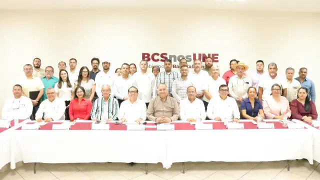 Reunión de funcionarios estatales durante una sesión de desarrollo social en Baja California Sur