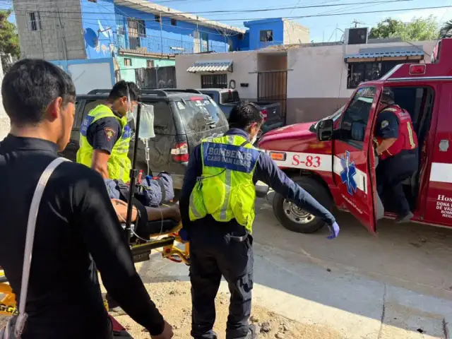 Elementos de bomberos y unidades de emergencia durante un operativo en Los Cabos