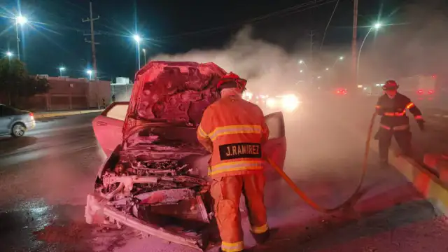 Bomberos de Reynosa durante el operativo de control del incendio